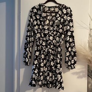 🤍DYNAMITE 🤍 FLOWY FLORAL DRESS